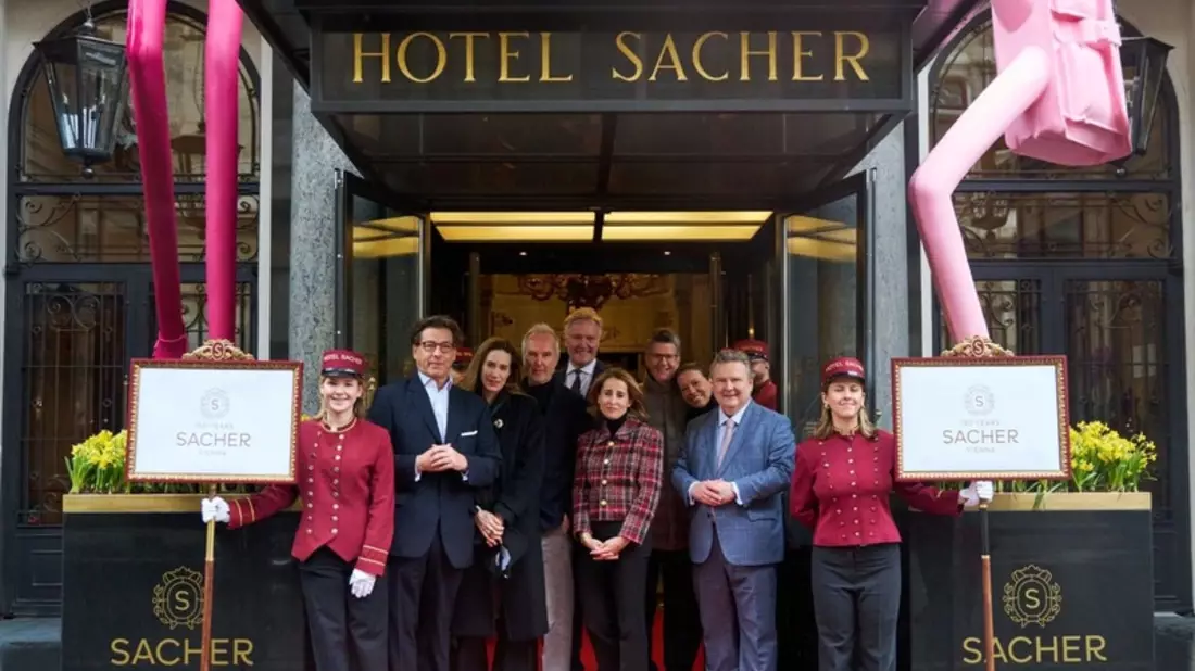 Hotel Sacher Wien feiert 150. Geburtstag - mit Skulpturen von Erwin Wurm - Bild: presseportal.de