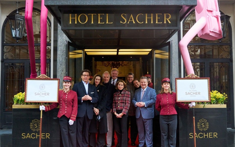 Hotel Sacher Wien feiert 150. Geburtstag - mit Skulpturen von Erwin Wurm - Foto: presseportal.de