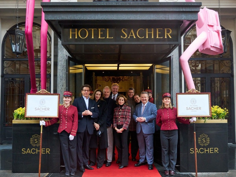 Hotel Sacher Wien feiert 150. Geburtstag - mit Skulpturen von Erwin Wurm - Foto: presseportal.de