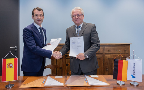 Gute Laune nach der Unterschrift: Indra-Chef Ángel Escribano und Rheinmetall-Chef Armin Papperger. - Foto: Rolf Vennenbernd/dpa