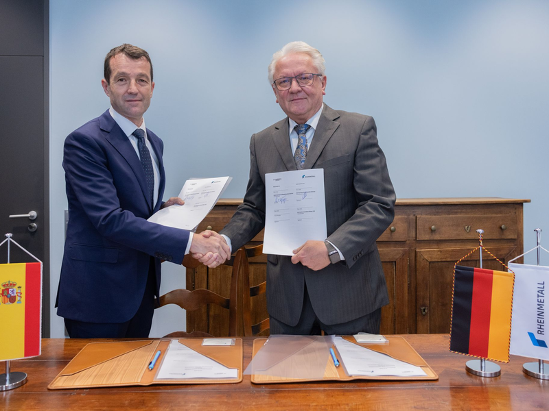 Gute Laune nach der Unterschrift: Indra-Chef Ángel Escribano und Rheinmetall-Chef Armin Papperger. - Foto: Rolf Vennenbernd/dpa