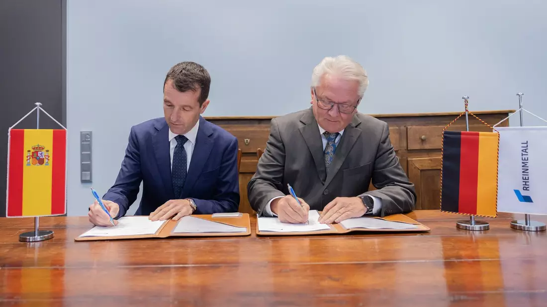 Der Moment der Unterschrift des Memorandums of Understanding (MoU) zur künftigen Zusammenarbeit.  - Bild: Rolf Vennenbernd/dpa