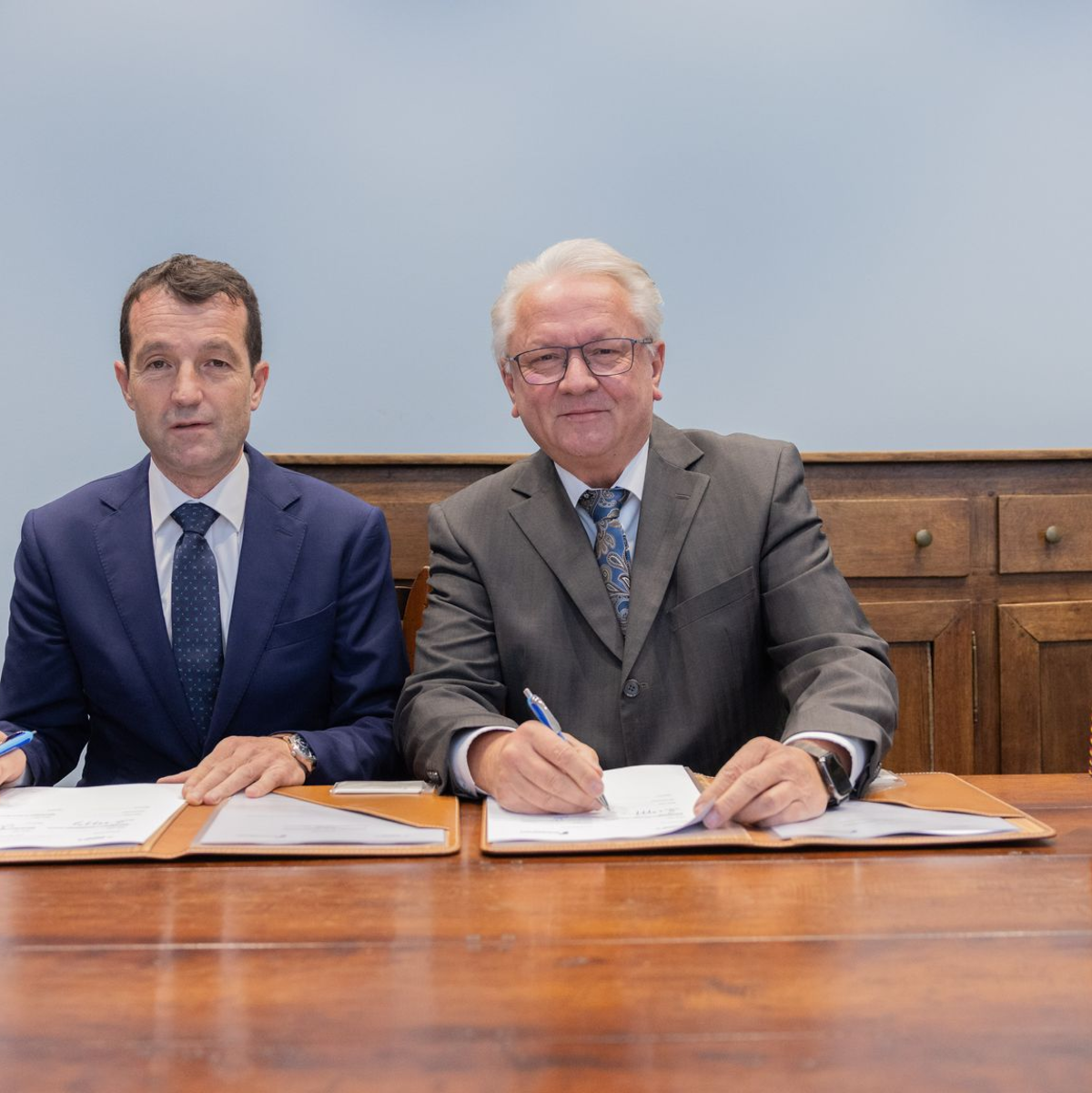 Gute Laune nach der Unterschrift. - Foto: Rolf Vennenbernd/dpa