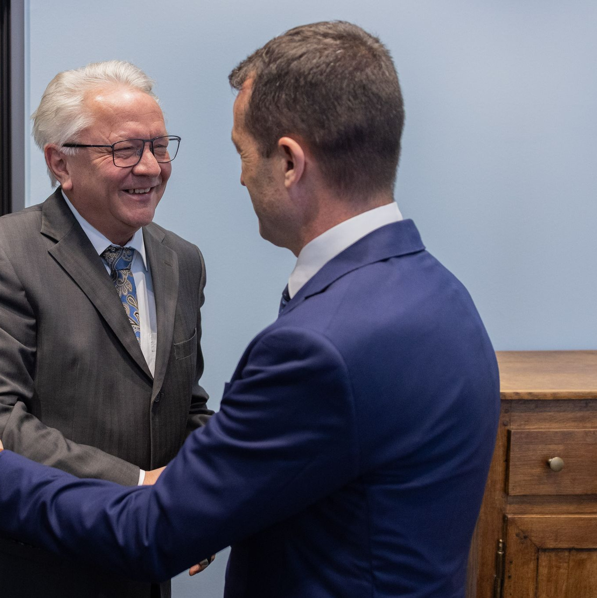 Hat gut Lachen: Rheinmetall-Chef Armin Papperger begrüßt Indra-Chef Ángel Escribano.  - Foto: Rolf Vennenbernd/dpa