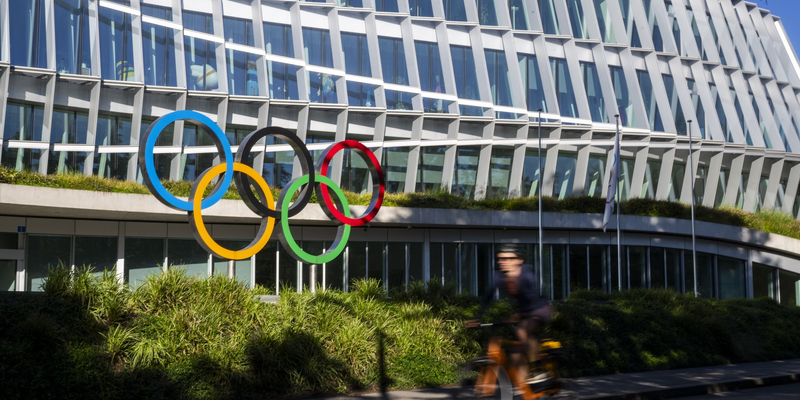 Das IOC fordert Geschlechtstests von allen Sportlerinnen für die Teilnahme an internationalen Wettbewerben. (Archivbild) - Foto: Martial Trezzini/KEYSTONE/dpa