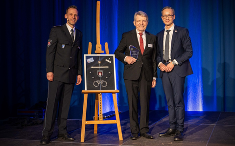 POL-HH: 260326-3. Erster Vorsitzender des Polizeichors Hamburg zum Ehrenkommissar ernannt - Foto: presseportal.de