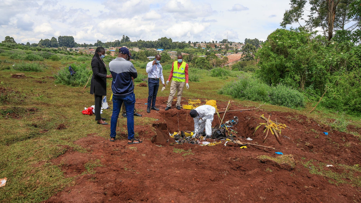 Der Fall von mindestens 33 Leichen in einem Massengrab gibt den kenianischen Ermittlern Rätsel auf. - Foto: Andrew Kasuku/AP/dpa