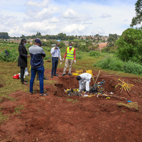 Der Fall von mindestens 33 Leichen in einem Massengrab gibt den kenianischen Ermittlern Rätsel auf. - Foto: Andrew Kasuku/AP/dpa