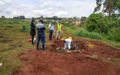 Der Fall von mindestens 33 Leichen in einem Massengrab gibt den kenianischen Ermittlern Rätsel auf. - Foto: Andrew Kasuku/AP/dpa Der Fall von mindestens 33 Leichen in einem Massengrab gibt den kenianischen Ermittlern Rätsel auf. - Foto: Andrew Kasuku/AP/dpa