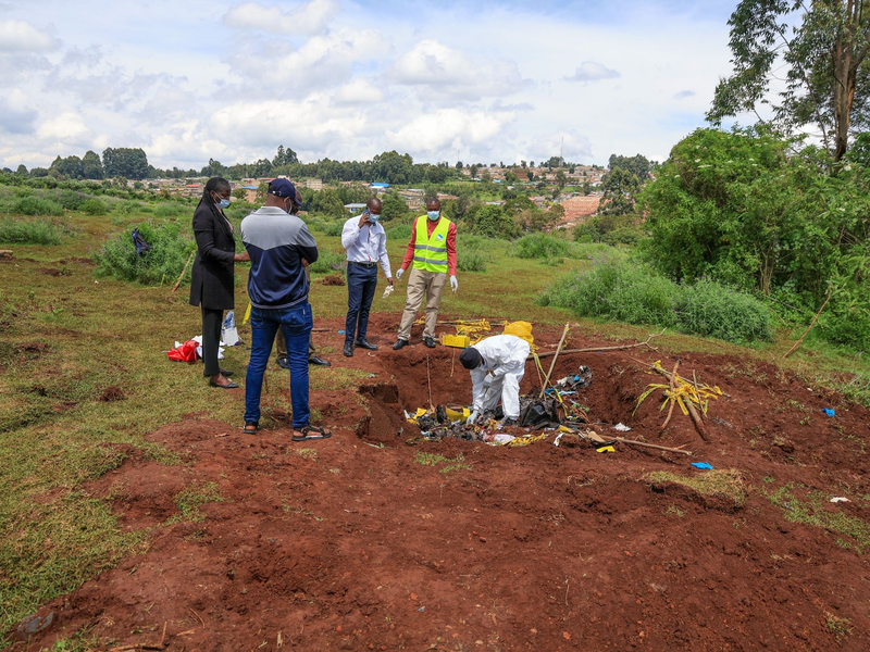 Der Fall von mindestens 33 Leichen in einem Massengrab gibt den kenianischen Ermittlern Rätsel auf. - Foto: Andrew Kasuku/AP/dpa