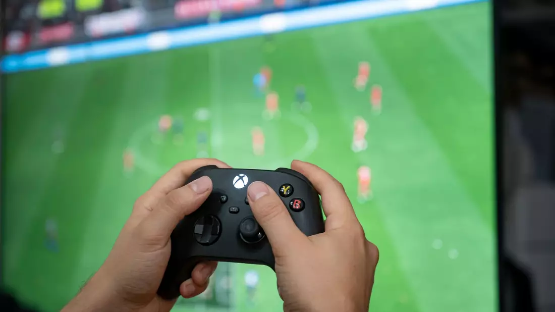 Ran an die Konsole: Gamer greifen immer mehr auf Abo-Dienste zurück. (Symbolbild) - Bild: Fabian Sommer/dpa