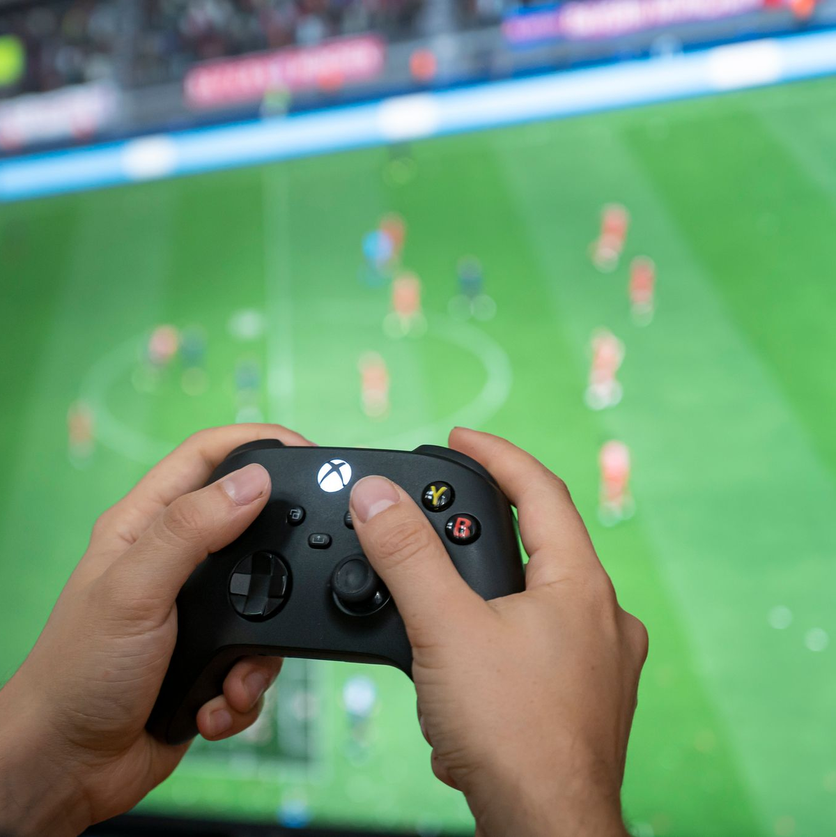 Ran an die Konsole: Gamer greifen immer mehr auf Abo-Dienste zurück. (Symbolbild) - Foto: Fabian Sommer/dpa