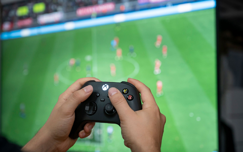 Ran an die Konsole: Gamer greifen immer mehr auf Abo-Dienste zurück. (Symbolbild) - Foto: Fabian Sommer/dpa Ran an die Konsole: Gamer greifen immer mehr auf Abo-Dienste zurück. (Symbolbild) - Foto: Fabian Sommer/dpa