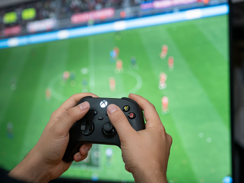 Ran an die Konsole: Gamer greifen immer mehr auf Abo-Dienste zurück. (Symbolbild) - Foto: Fabian Sommer/dpa