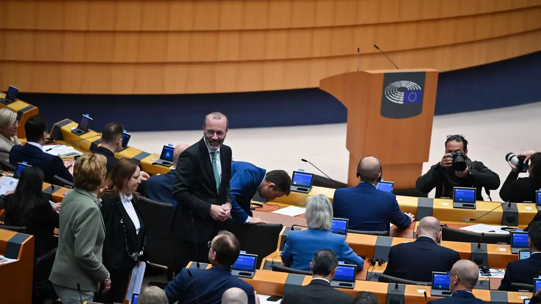 Fraktionschef Manfred Weber waren die Absprachen von EVP-Mitarbeitenden mit Rechten nach eigenen Angaben nicht bekannt.  - Bild: Katharina Kausche/dpa