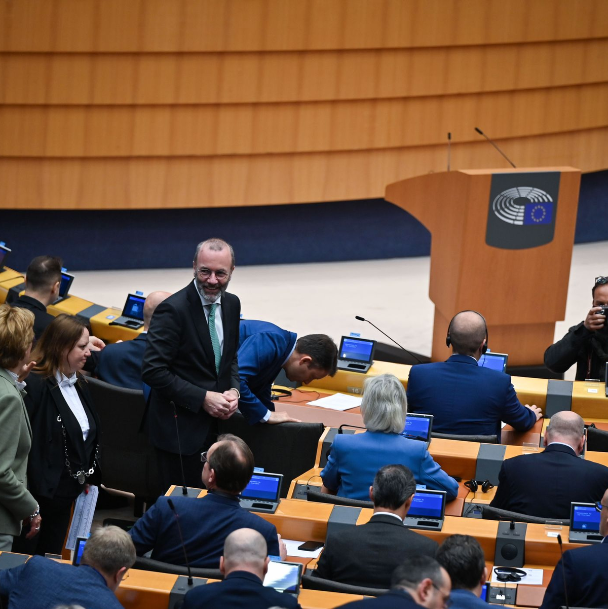 Fraktionschef Manfred Weber waren die Absprachen von EVP-Mitarbeitenden mit Rechten nach eigenen Angaben nicht bekannt.  - Foto: Katharina Kausche/dpa