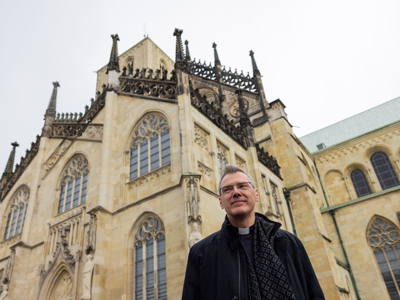 Heiner Wilmer wird ab Sommer neuer Bischof in Münster. Am Donnerstag wurde er im Dom vorgestellt. - Foto: Rolf Vennenbernd/dpa