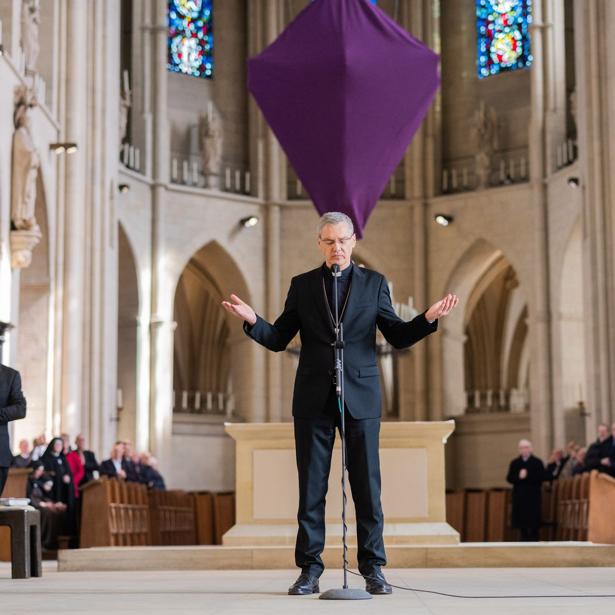 Zum Abschluss segnete der designierte Bischof die Gläubigen im Dom. - Foto: Rolf Vennenbernd/dpa