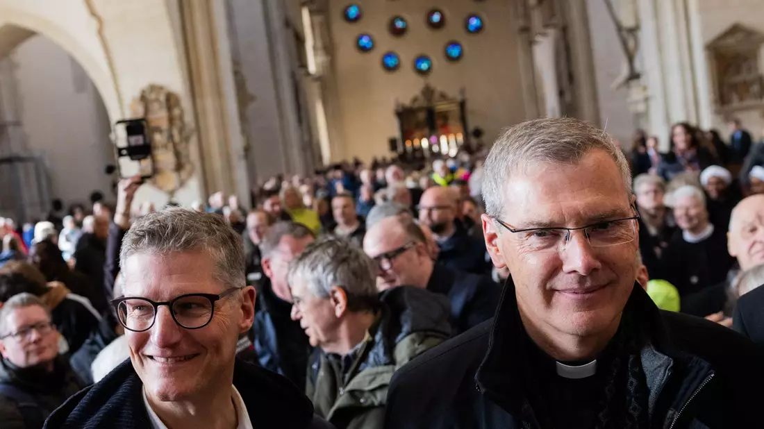 Münsters Oberbürgermeister Tilmann Fuchs (Grüne) war unter den Besuchern im Dom und begrüßte den gerade ernannten Bischof. - Bild: Rolf Vennenbernd/dpa
