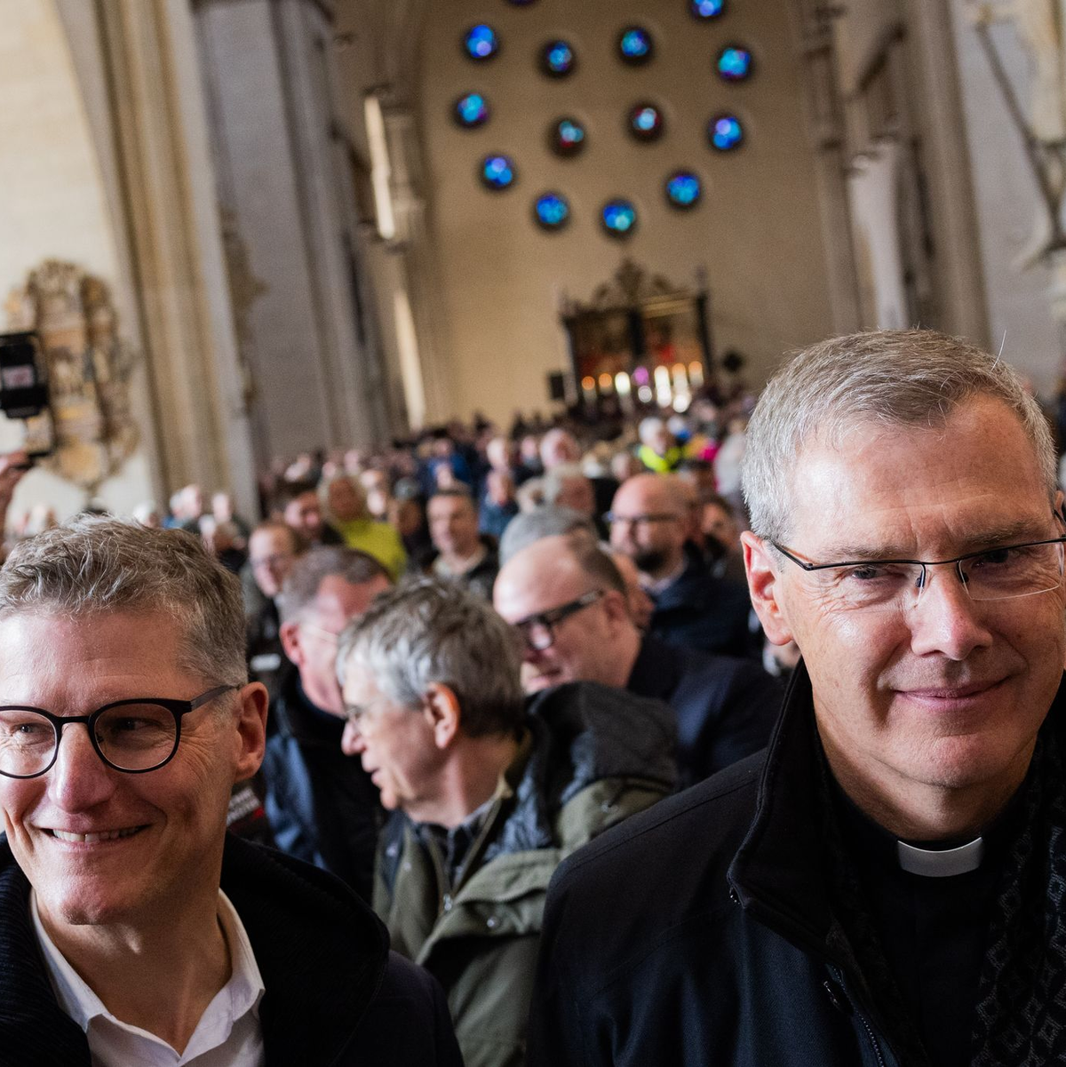 Münsters Oberbürgermeister Tilmann Fuchs (Grüne) war unter den Besuchern im Dom und begrüßte den gerade ernannten Bischof. - Foto: Rolf Vennenbernd/dpa