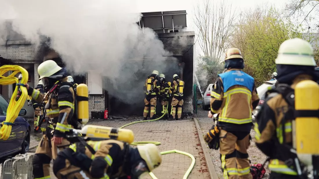 FW-E: Brand in Kfz-Werkstatt - starke Rauchentwicklung und eine verletzte Person - Bild: presseportal.de