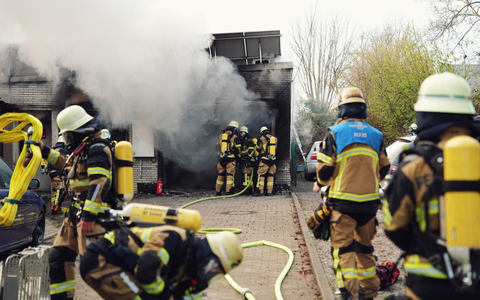 FW-E: Brand in Kfz-Werkstatt - starke Rauchentwicklung und eine verletzte Person - Foto: presseportal.de