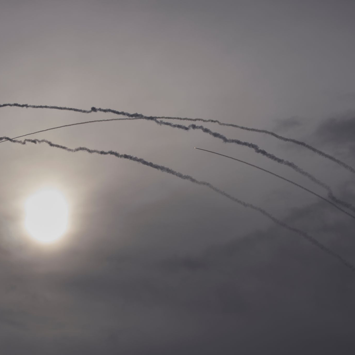 Das israelische Luftabwehrsystem Iron Dome wehrt Raketen aus dem Iran ab. - Foto: Ohad Zwigenberg/AP/dpa