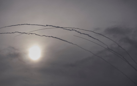 Das israelische Luftabwehrsystem Iron Dome wehrt Raketen aus dem Iran ab. - Foto: Ohad Zwigenberg/AP/dpa