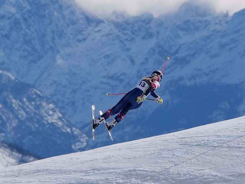 Lindsey Vonn nur Augenblicke vor ihrem fatalen Sturz bei der Olympia-Abfahrt von Cortina d'Ampezzo. (Archivbild) - Foto: Jacquelyn Martin/AP/dpa