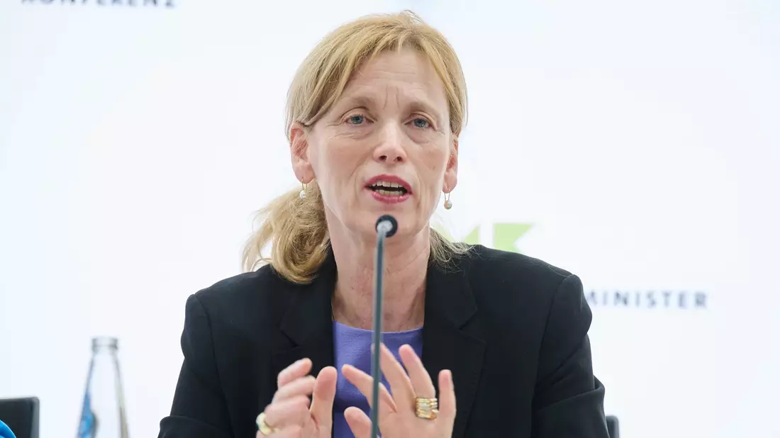 Noch vor der Sommerpause sollen Experten nun Empfehlungen für die Social-Media-Nutzung von Kindern und Jugendlichen vorlegen, kündigt Ministerin Prien an.  - Bild: Annette Riedl/dpa