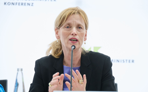 Noch vor der Sommerpause sollen Experten nun Empfehlungen für die Social-Media-Nutzung von Kindern und Jugendlichen vorlegen, kündigt Ministerin Prien an.  - Foto: Annette Riedl/dpa