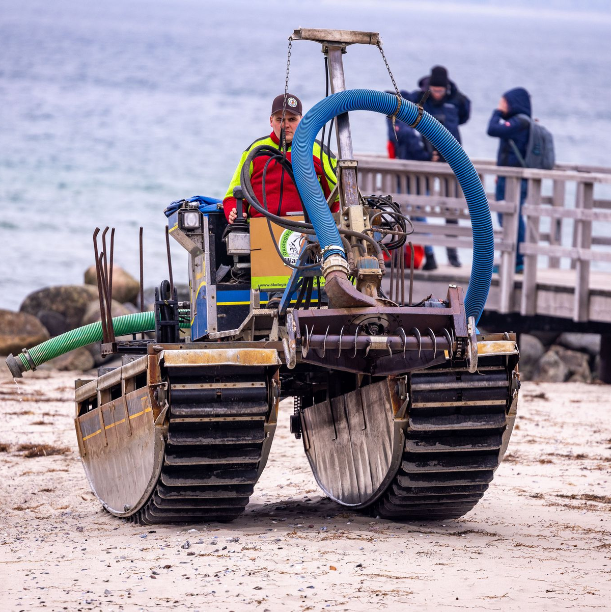 Ein Rettungsversuch mit einem Saugbagger war gescheitert. - Foto: Jens Büttner/dpa