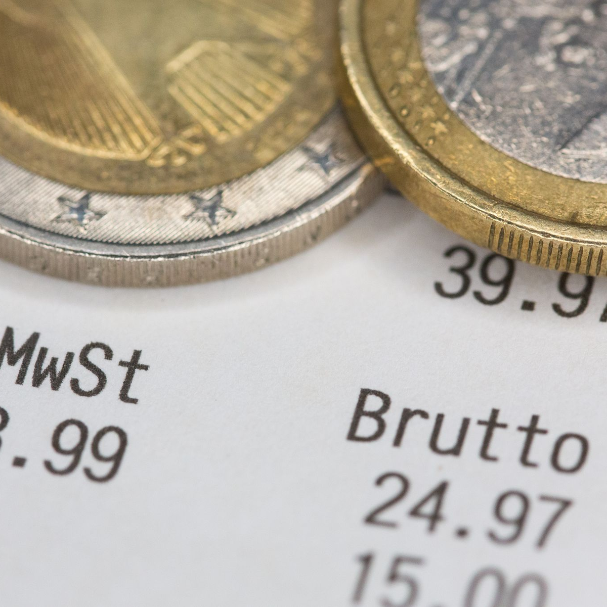 Eine höhere Mehrwertsteuer würde Einkaufen teurer machen. (Illustration) - Foto: Fernando Gutierrez-Juarez/dpa