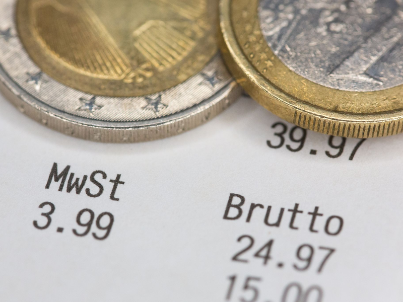 Eine höhere Mehrwertsteuer würde Einkaufen teurer machen. (Illustration) - Foto: Fernando Gutierrez-Juarez/dpa