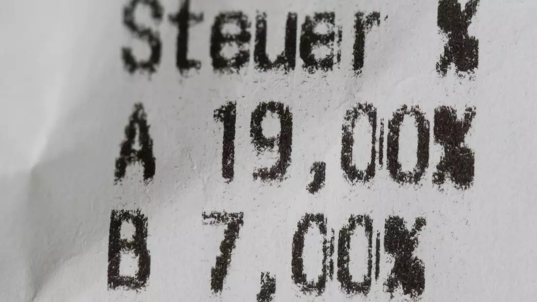 Aktuell liegt die Mehrwertsteuer für die meisten Produkte bei 19 Prozent. (Archivbild) - Bild: Hendrik Schmidt/dpa