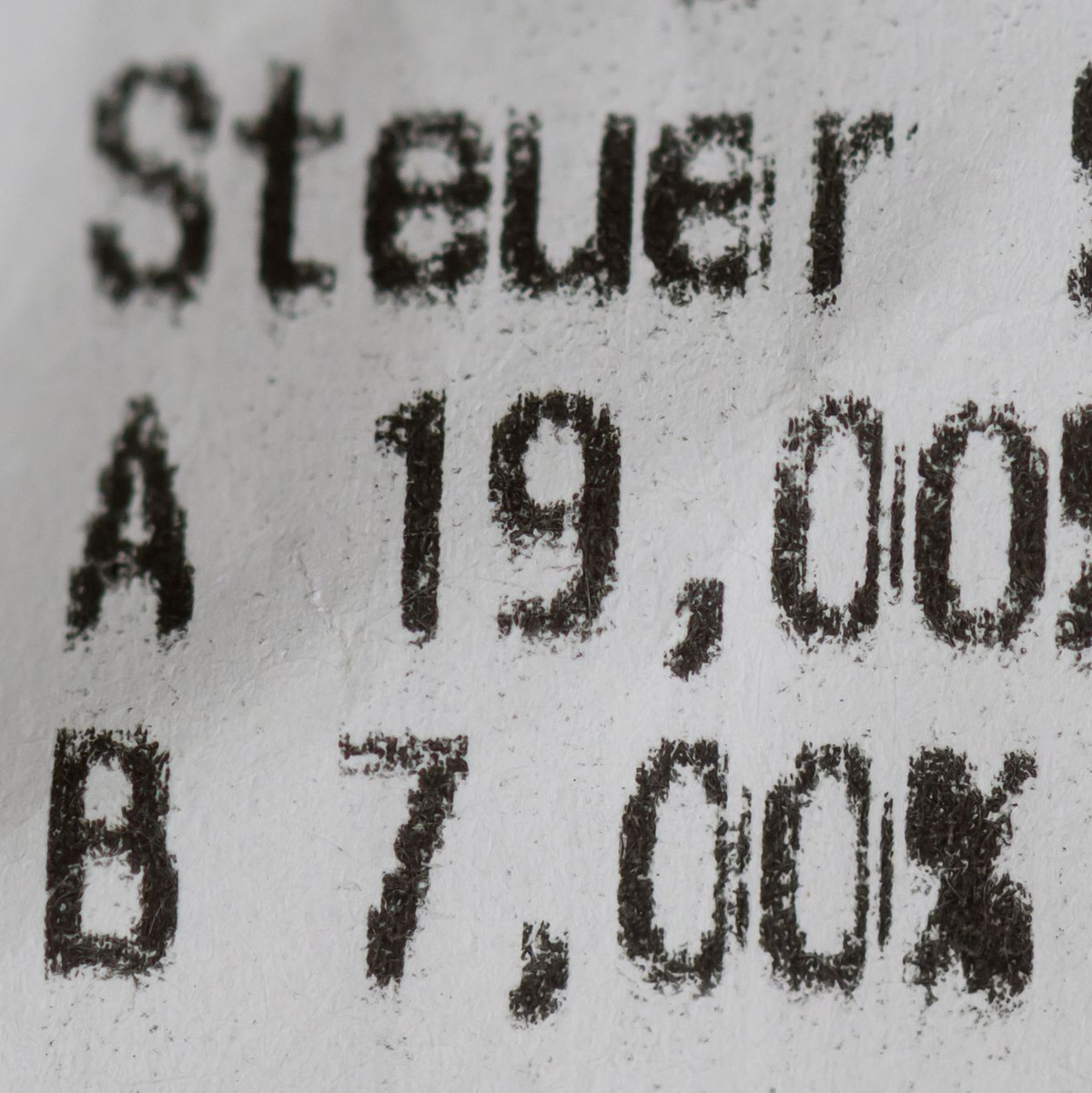 Aktuell liegt die Mehrwertsteuer für die meisten Produkte bei 19 Prozent. (Archivbild) - Foto: Hendrik Schmidt/dpa