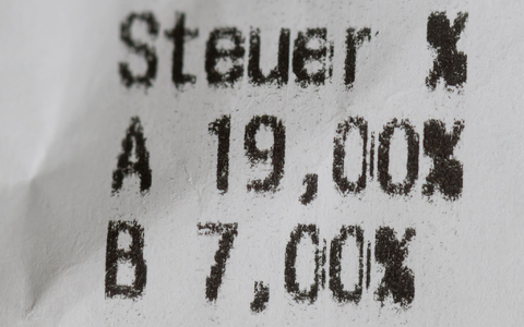 Aktuell liegt die Mehrwertsteuer für die meisten Produkte bei 19 Prozent. (Archivbild) - Foto: Hendrik Schmidt/dpa
