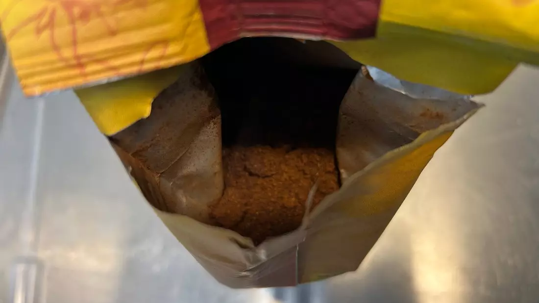 HZA-K: Kölner ZOLL vereitelt Schmuggelversuch von fast 130 Kilogramm eines Kokain-Kaffee-Gemischs von Kolumbien nach Deutschland / Schwarzes Kokain in mehr als 250 Kaffeeverpackungen versteckt - Bild: presseportal.de