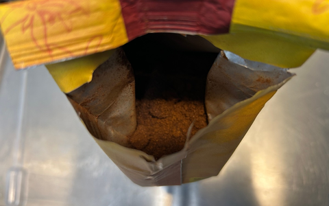 HZA-K: Kölner ZOLL vereitelt Schmuggelversuch von fast 130 Kilogramm eines Kokain-Kaffee-Gemischs von Kolumbien nach Deutschland / Schwarzes Kokain in mehr als 250 Kaffeeverpackungen versteckt - Foto: presseportal.de HZA-K: Kölner ZOLL vereitelt Schmuggelversuch von fast 130 Kilogramm eines Kokain-Kaffee-Gemischs von Kolumbien nach Deutschland / Schwarzes Kokain in mehr als 250 Kaffeeverpackungen versteckt - Foto: presseportal.de