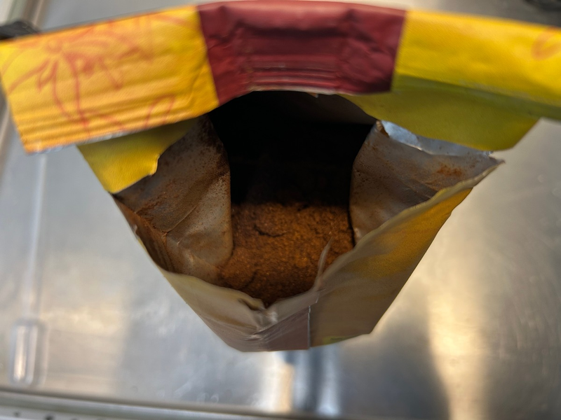 HZA-K: Kölner ZOLL vereitelt Schmuggelversuch von fast 130 Kilogramm eines Kokain-Kaffee-Gemischs von Kolumbien nach Deutschland / Schwarzes Kokain in mehr als 250 Kaffeeverpackungen versteckt - Foto: presseportal.de