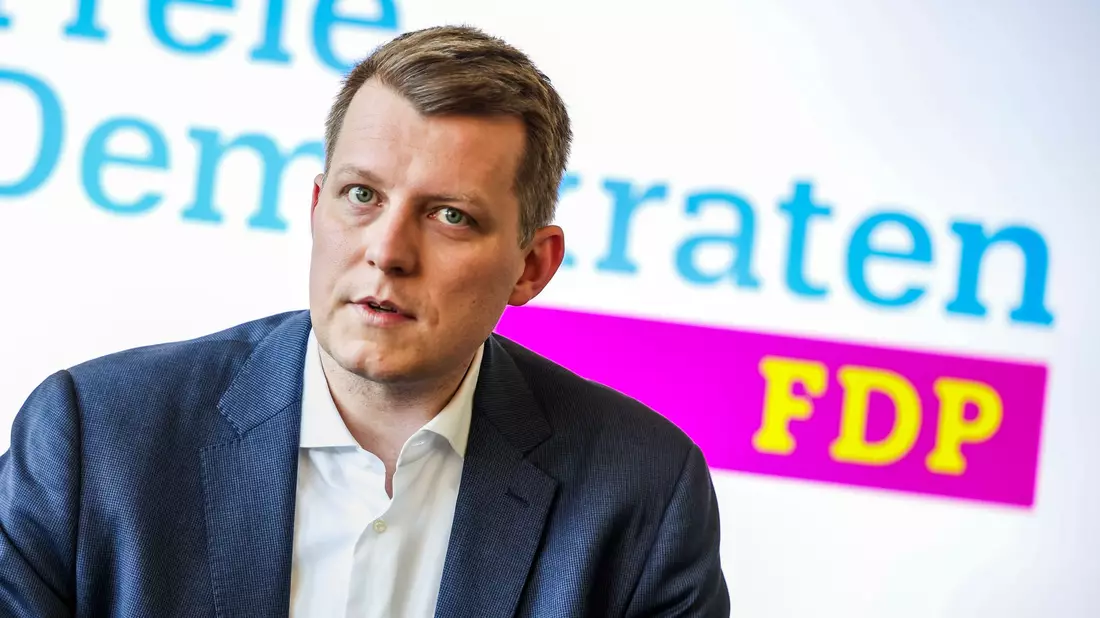 NRW-FDP-Chef Henning Höne gab bekannt, dass er als Bundesvorsitzender der Partei kandidiert.  - Bild: Christoph Reichwein/dpa