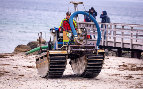 Ein Rettungsversuch mit einem Saugbagger war gescheitert. - Foto: Jens Büttner/dpa