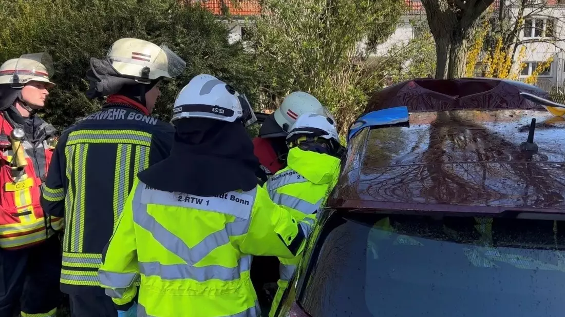 FW-BN: Feuerwehr und Rettungsdienst retten zwei Personen aus einem verunfallten PKW - Bild: presseportal.de