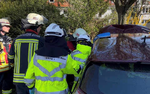 FW-BN: Feuerwehr und Rettungsdienst retten zwei Personen aus einem verunfallten PKW - Foto: presseportal.de
