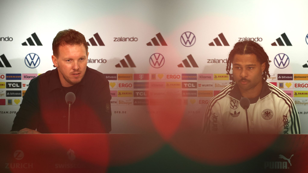 Julian Nagelsmann (l) und Serge Gnabry sprechen bei der DFB-Pressekonferenz. - Foto: Christian Charisius/dpa