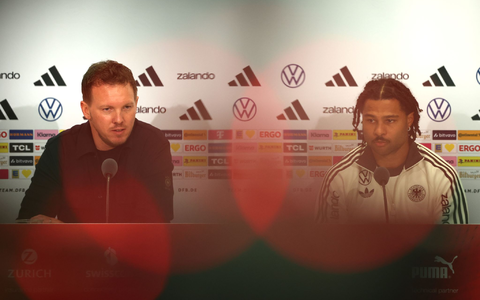Julian Nagelsmann (l) und Serge Gnabry sprechen bei der DFB-Pressekonferenz. - Foto: Christian Charisius/dpa