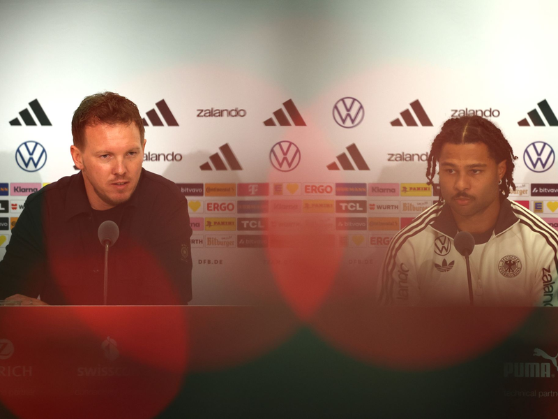 Julian Nagelsmann (l) und Serge Gnabry sprechen bei der DFB-Pressekonferenz. - Foto: Christian Charisius/dpa