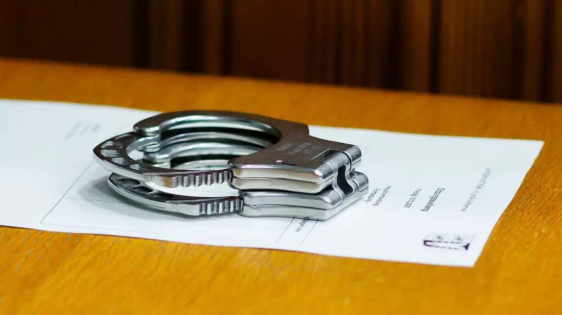 Ein junger Mann wird beschuldigt, eine 18-Jährige in einem Regionalzug mit einem Messer angegriffen zu haben - nun sitzt er in Untersuchungshaft. (Symbolbild) - Bild: Frank Molter/dpa