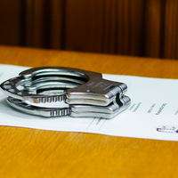 Ein junger Mann wird beschuldigt, eine 18-Jährige in einem Regionalzug mit einem Messer angegriffen zu haben - nun sitzt er in Untersuchungshaft. (Symbolbild) - Foto: Frank Molter/dpa