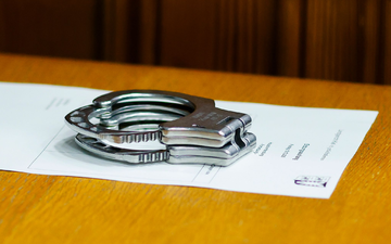 Ein junger Mann wird beschuldigt, eine 18-Jährige in einem Regionalzug mit einem Messer angegriffen zu haben - nun sitzt er in Untersuchungshaft. (Symbolbild) - Foto: Frank Molter/dpa